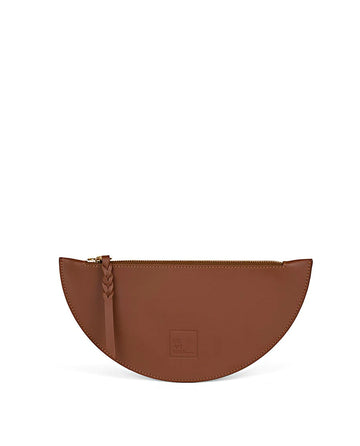 Imagen principal de Cartera de piel mujer de piel con forma de media luna y cremallera color cognac Leandra.