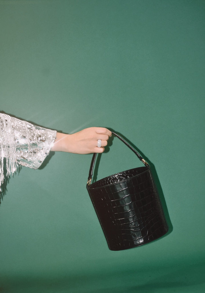 Imagen principal de bolso bucket de piel grabada en coco negro fabricado en España Leandra