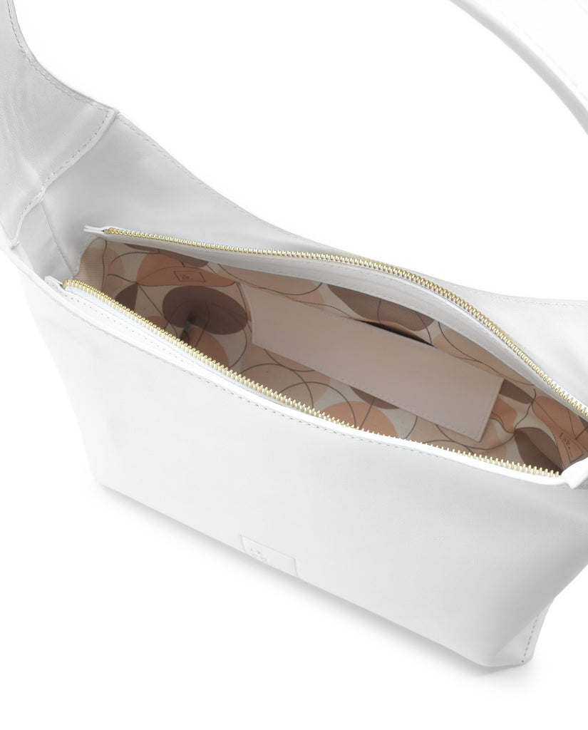 Imagen interior de bolso hobo de piel color blanco Leandra.