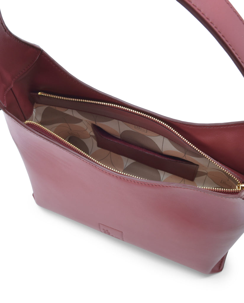 Imagen interior de bolso hobo de piel color burdeos Leandra.