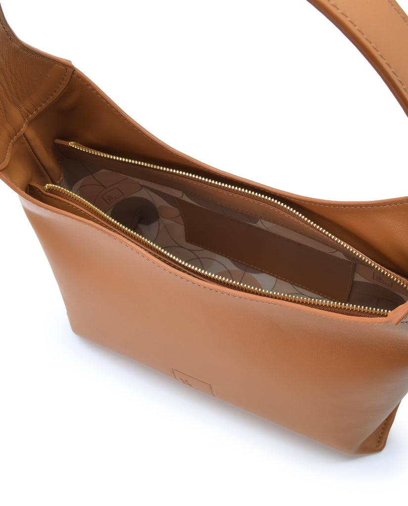 Imagen interior de bolso hobo de piel color camel Leandra.