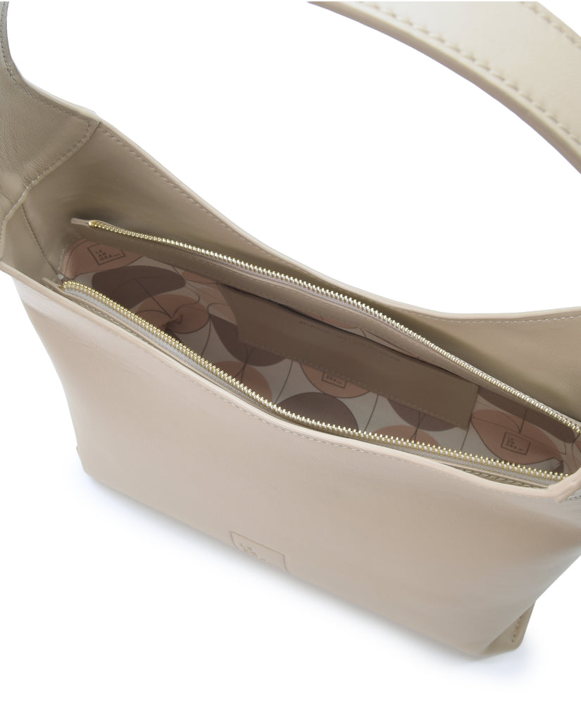 Imagen interior de bolso hobo de piel color taupé Leandra.