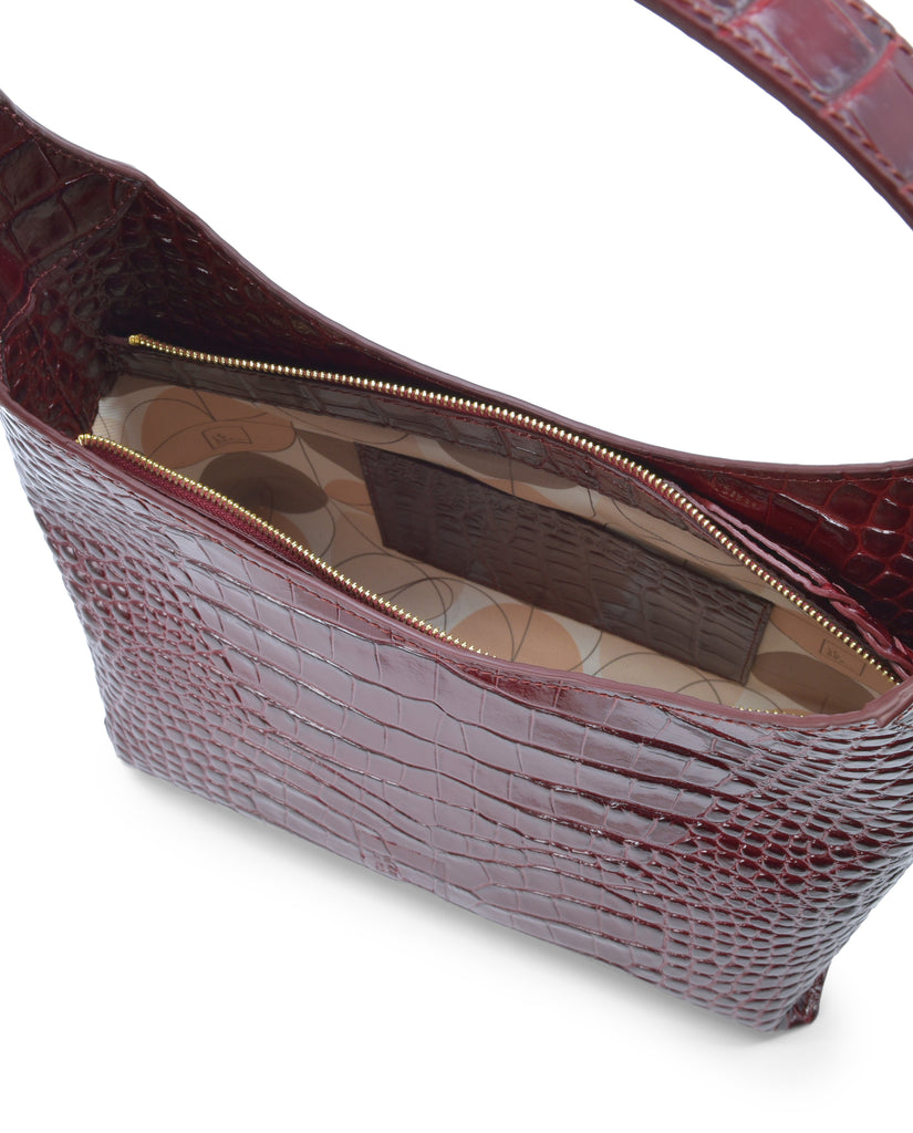 Imagen interior de bolso hobo de piel vacuna grabada en coco color burdeos Leandra.