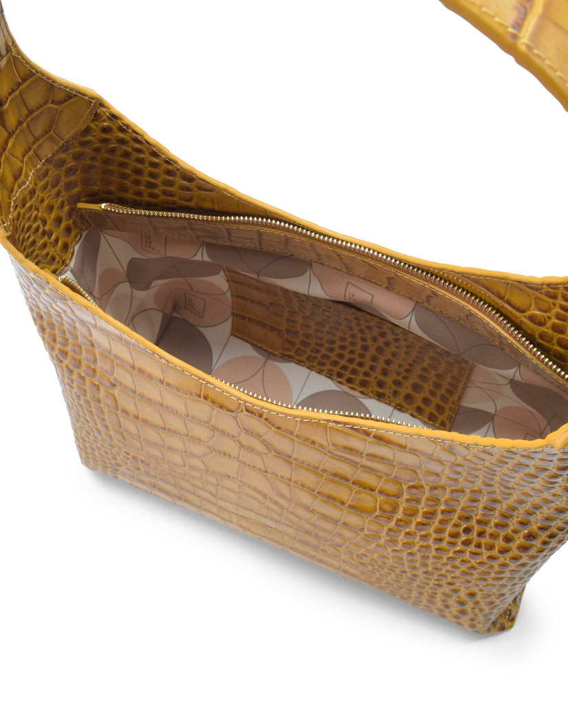 Imagen interior de bolso hobo de piel vacuna grabada en coco color camel Leandra.
