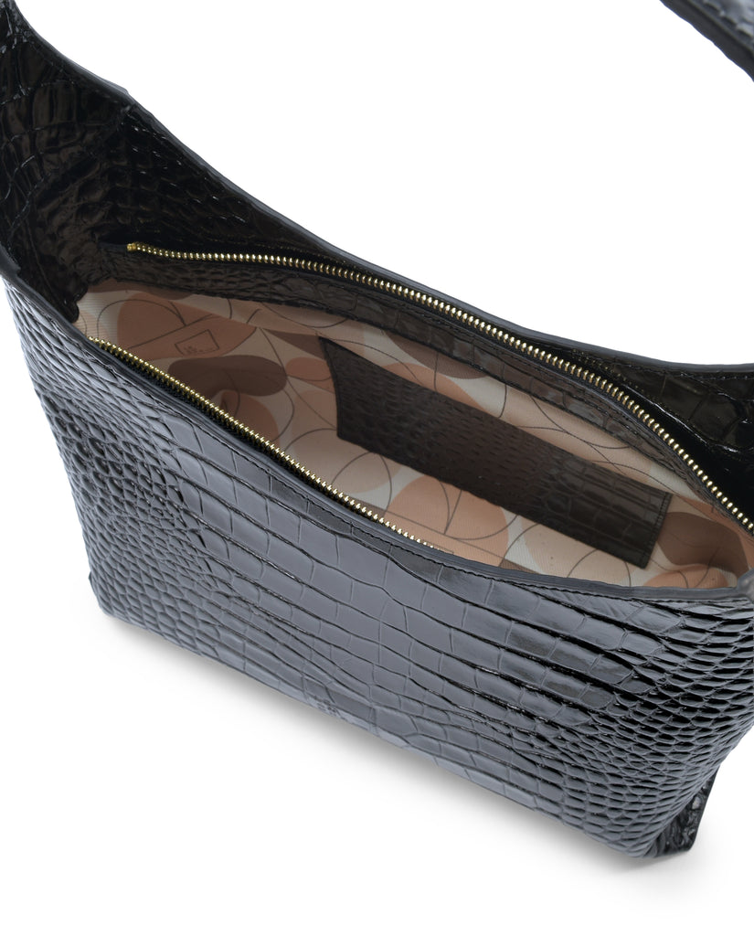 Imagen interior de bolso hobo de piel vacuna grabada en coco color negro Leandra.