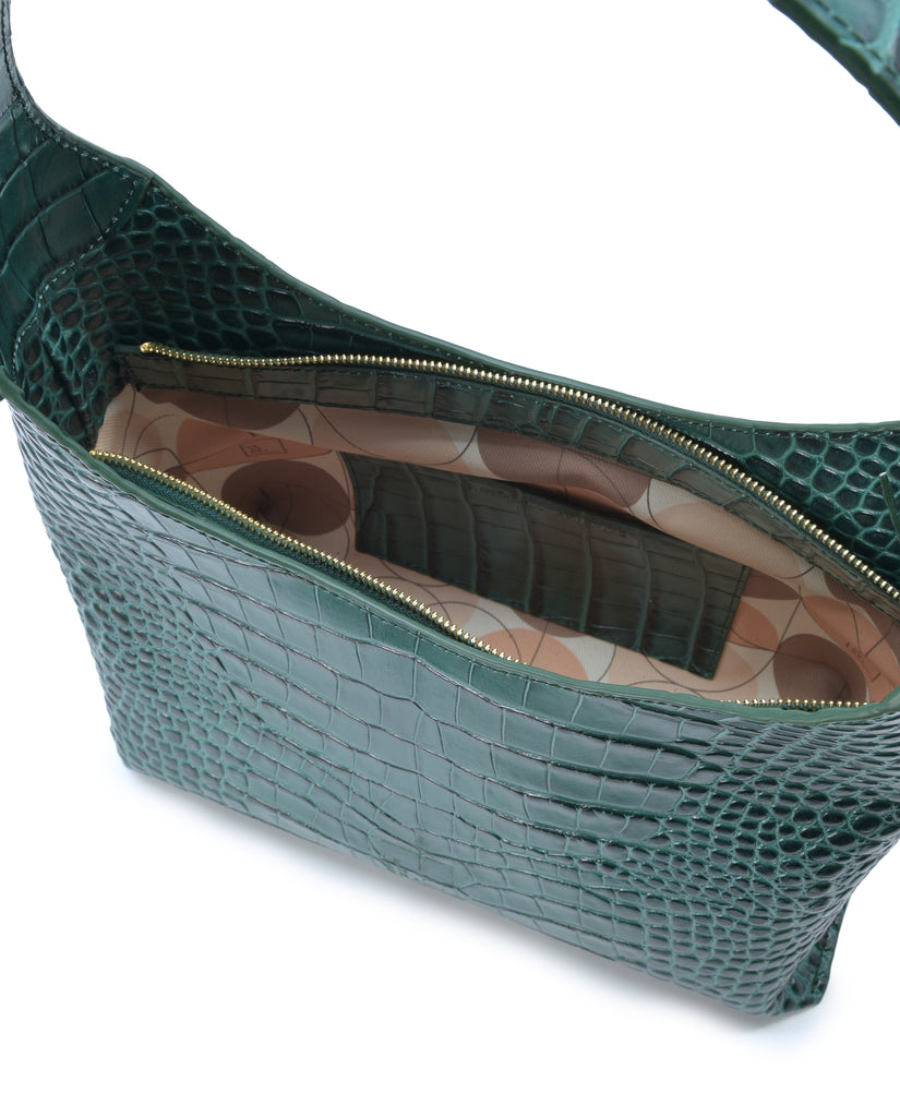 Imagen interior de bolso hobo de piel vacuna grabada en coco color verde Leandra.