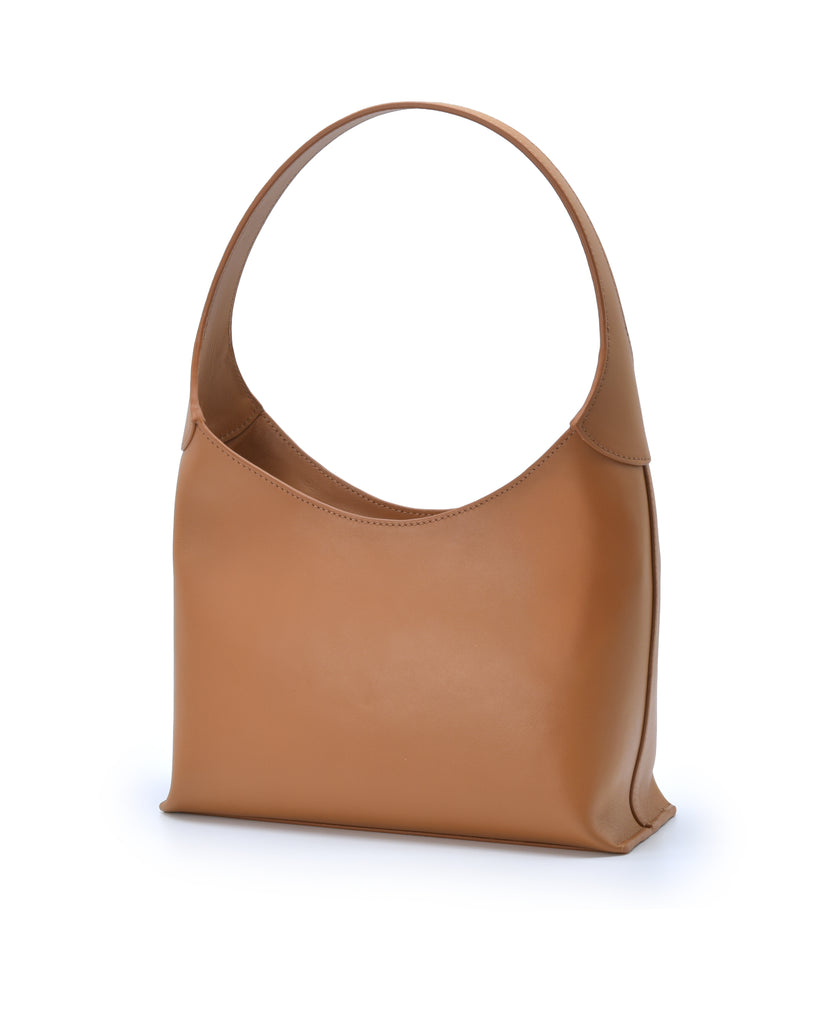 Imagen trasera de bolso hobo de piel color camel Leandra.