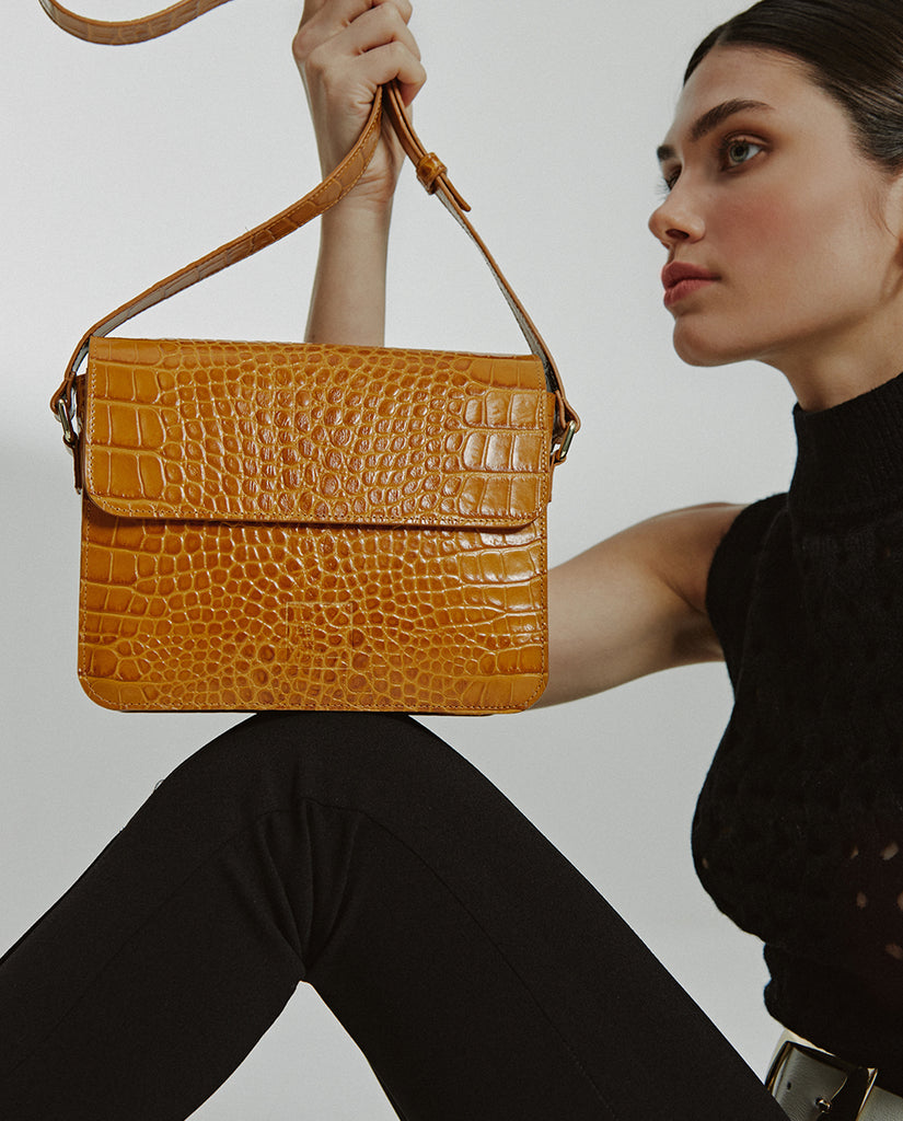 Bandolera de piel rectangular con solapa grabada en coco carmel Leandra