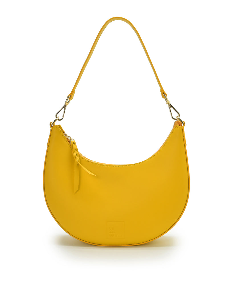 Bolso de hombro multiposición con forma de media luna de piel color amarillo Leandra.