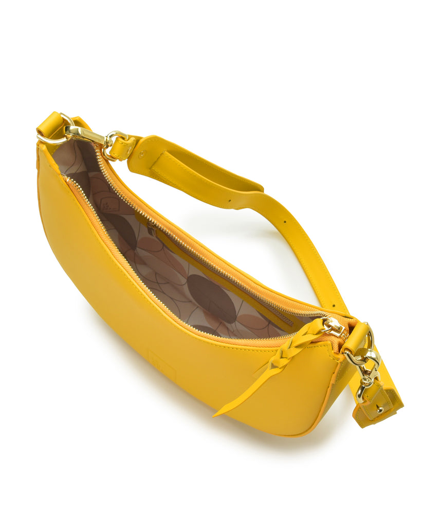 Bolso multiposición con forma de media luna de piel color amarillo Leandra.