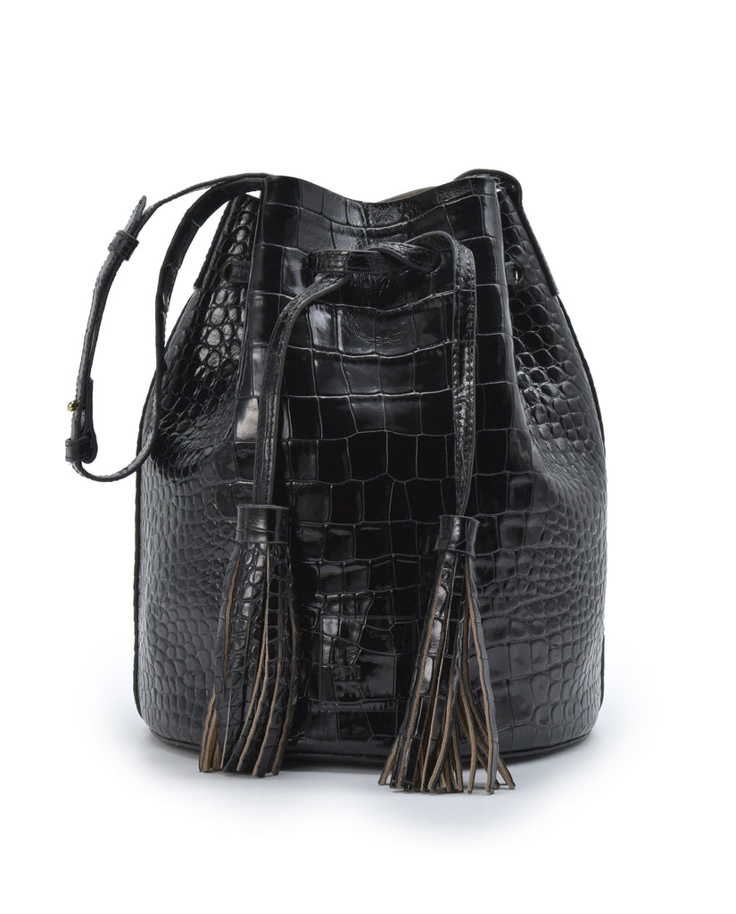 Imagen frontal de bolso de piel tipo saco o bucket bag grabado en coco soft color negro con brillo con bolsillo extraíble y borlas bicolor en nude Leandra.