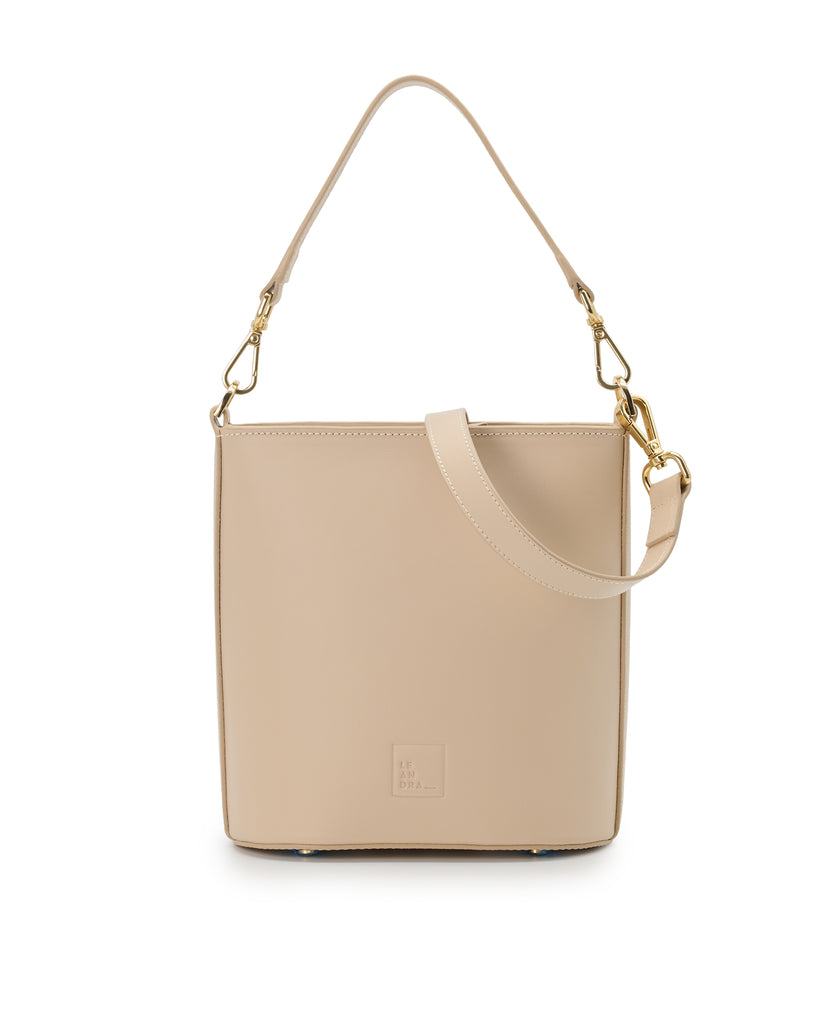 Imagen frontal de bolso bucket multiposición de piel color beige con cremallera Leandra. Bolso made in Spain
