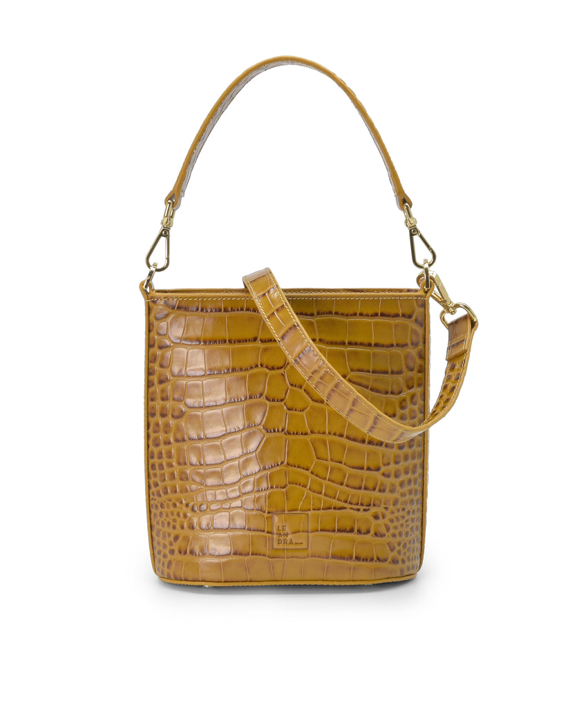 Imagen frontal de bolso bucket multiposición de piel grabada en coco color camel con cremallera Leandra. Bolso made in Spain