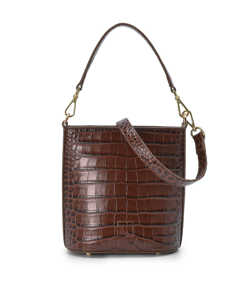 Imagen frontal de bolso bucket multiposición de piel grabada en coco color marrón con cremallera Leandra. Bolso made in Spain