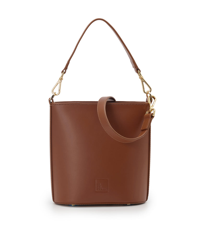 Imagen frontal de bolso bucket multiposición de piel color marrón con cremallera Leandra. Bolso made in Spain