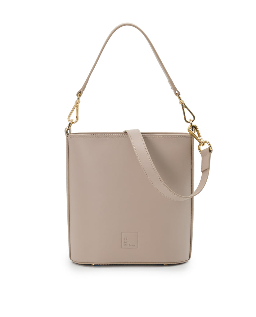 Imagen frontal de bolso bucket multiposición de piel color taupé con cremallera Leandra. Bolso made in Spain