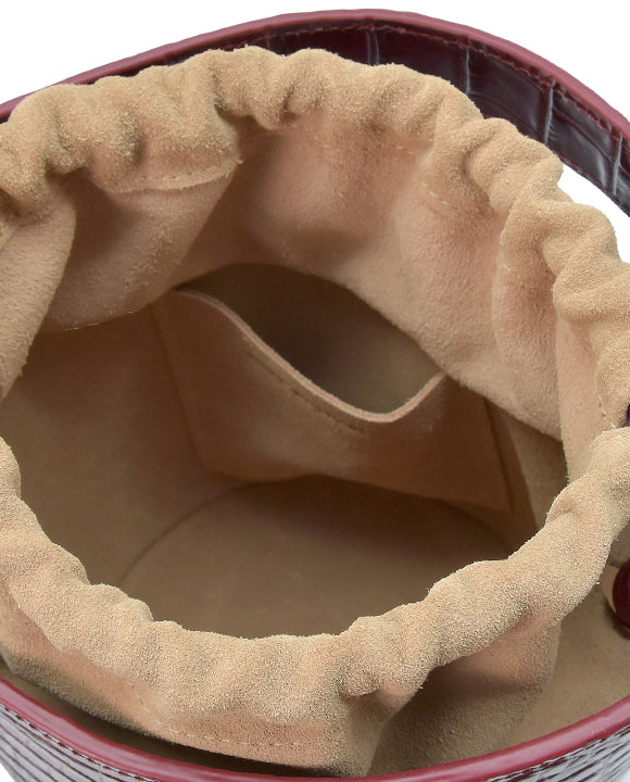 Imagen interior de bolso bucket de piel grabada en coco burdeos fabricado en España Leandra