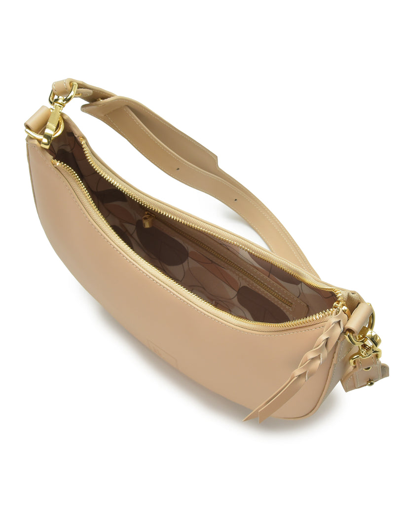 Interior de bolso de hombro multiposición con forma de media luna de piel color beige Leandra.