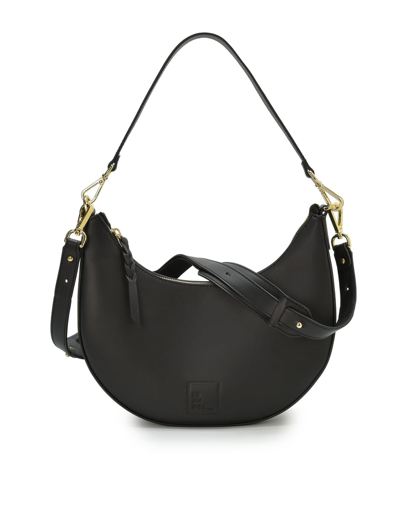 Imagen bolso frontal de bolso de hombro multiposición con forma de media luna de piel color negro Leandra. 