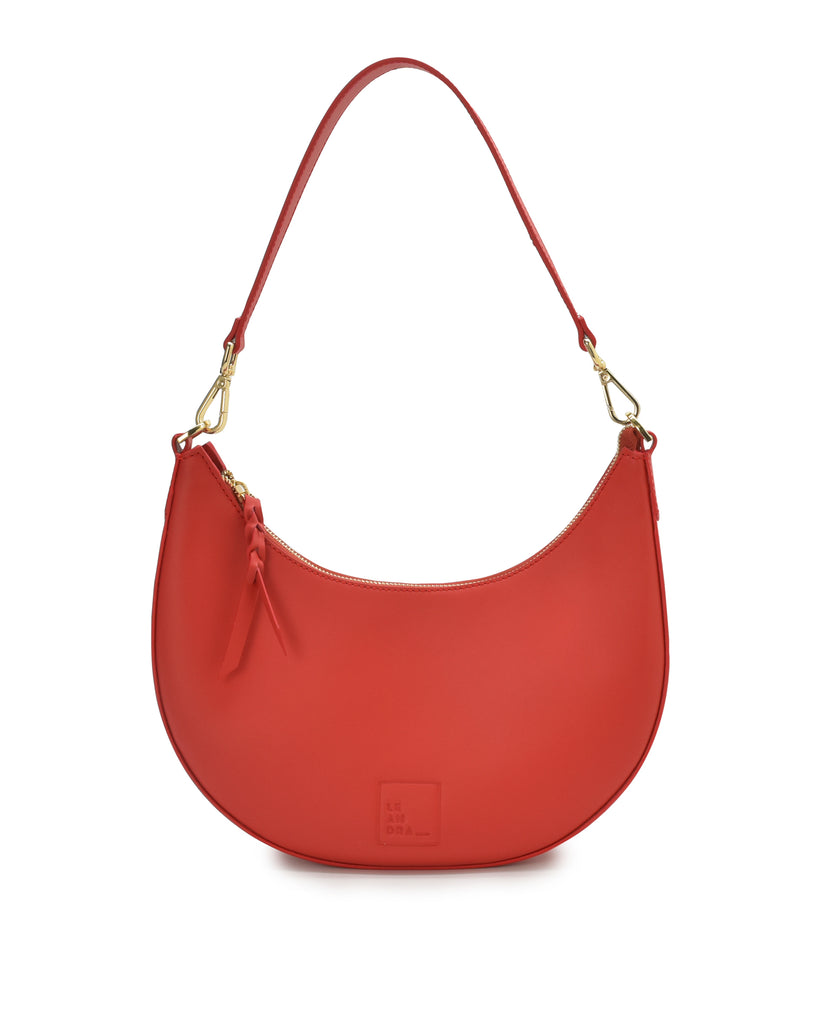 Imagen frontal de bolso media luna de piel color rojo Leandra. Bolso de hombro made in Spain Leandra