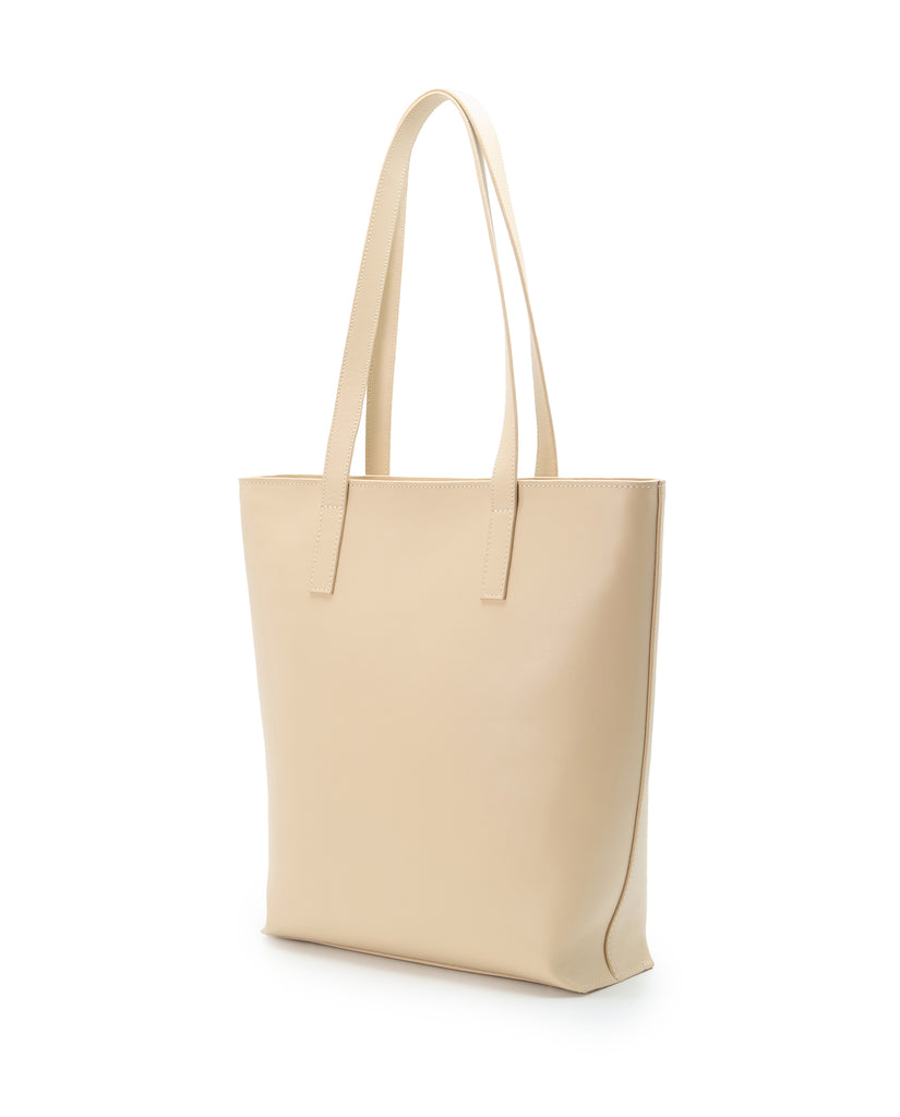 Imagen lateral de bolso shopper multiposición de piel color beige con cremallera Leandra. Bolso made in Spain