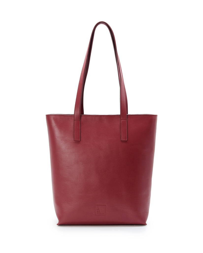 Imagen frontal de bolso shopper multiposición de piel color burdeos con cremallera Leandra. Bolso made in Spain