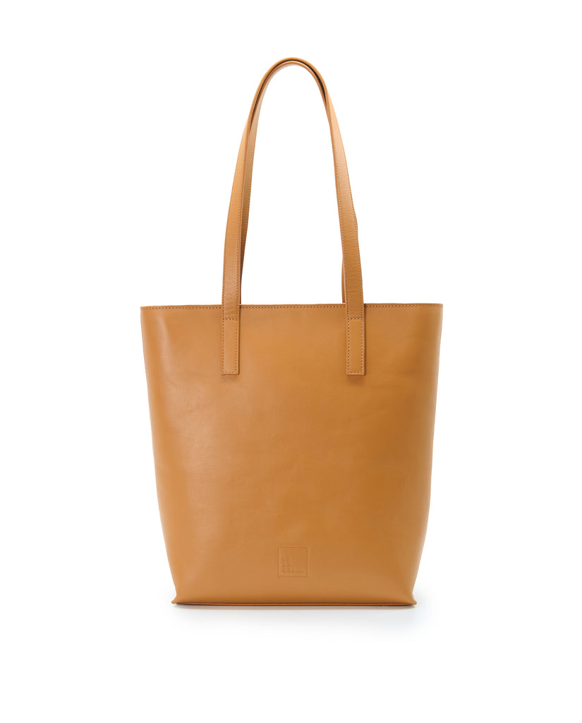 Imagen frontal de bolso shopper multiposición de piel color camel con cremallera Leandra. Bolso made in Spain