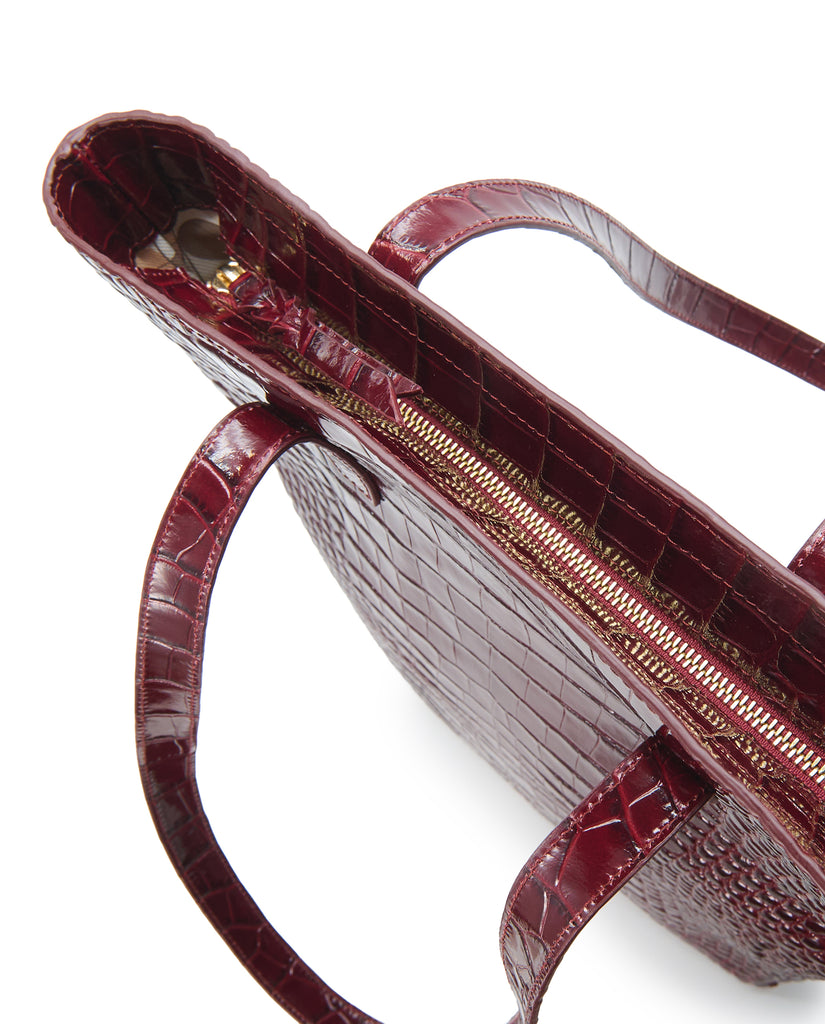 Imagen detalle cremallera de bolso shopper multiposición de piel grabada en coco color burdeos con cremallera Leandra. Bolso made in Spain