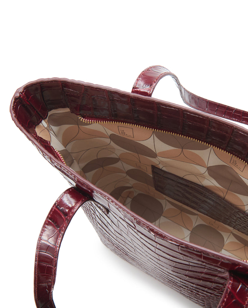 Imagen interior de bolso shopper multiposición de piel grabada en coco color burdeos con cremallera Leandra. Bolso made in Spain