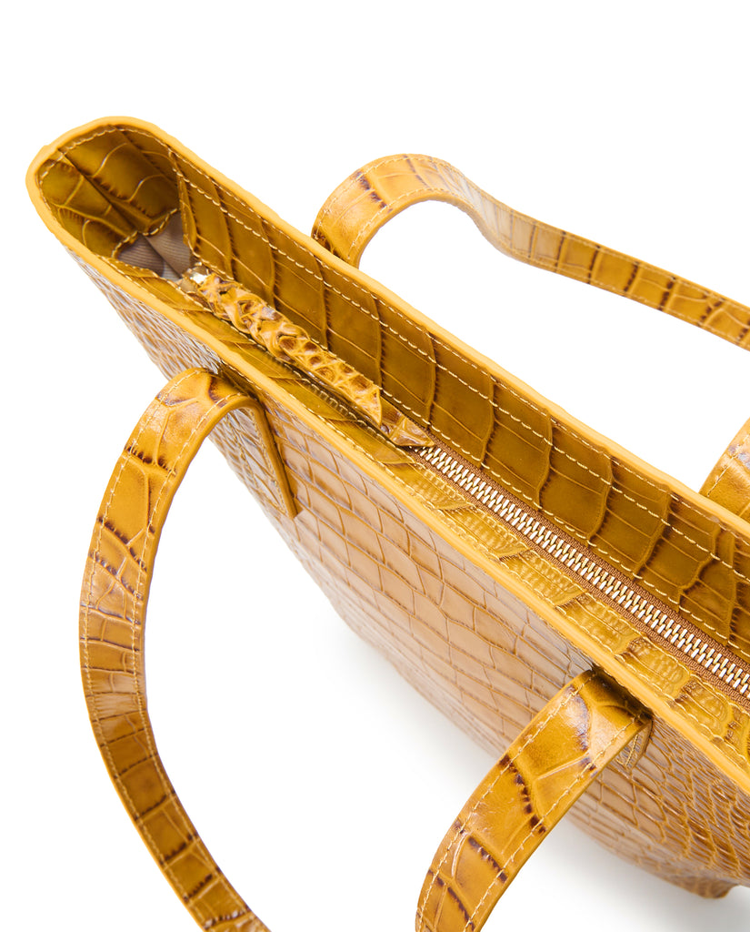 Imagen detalle cremallera de bolso shopper multiposición de piel grabada en coco color camel con cremallera Leandra. Bolso made in Spain