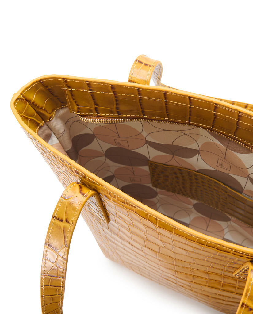 Imagen interior de bolso shopper multiposición de piel grabada en coco color camel con cremallera Leandra. Bolso made in Spain