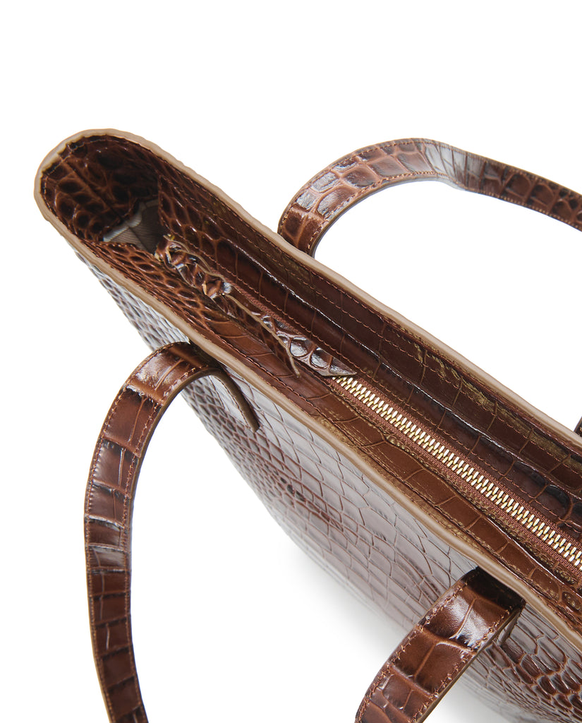 Imagen detalle cremallera de bolso shopper multiposición de piel grabada en coco color negro con cremallera Leandra. Bolso made in Spain