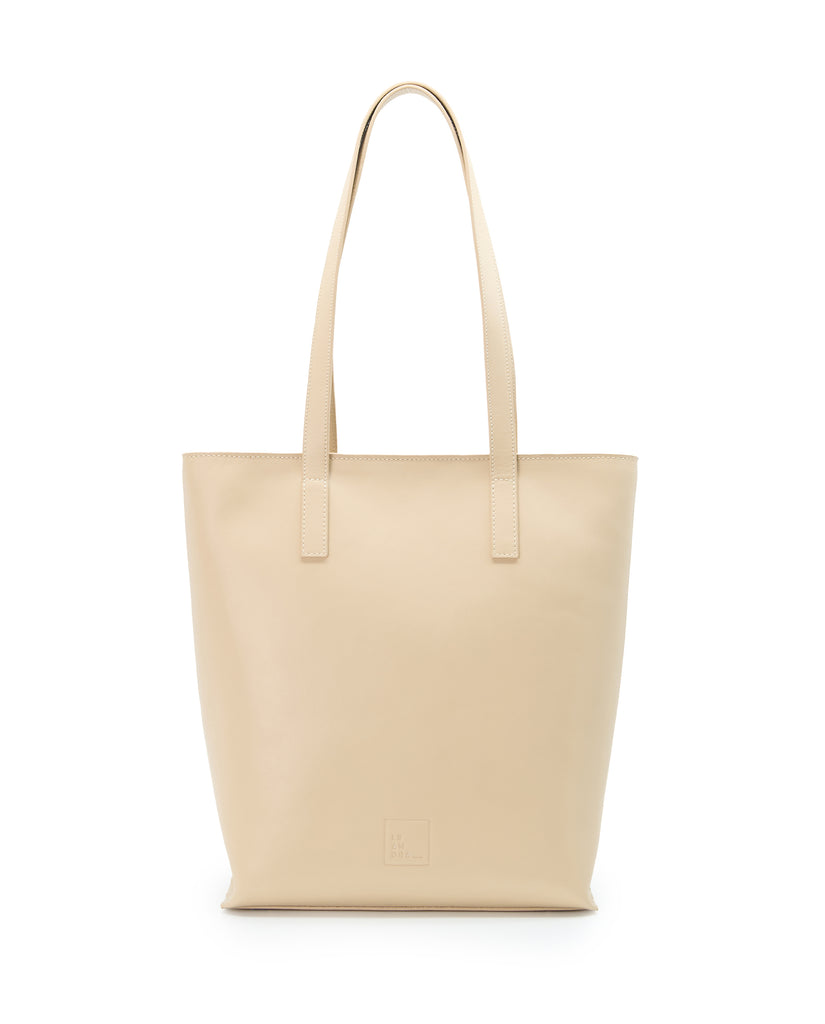 Imagen frontal de bolso shopper multiposición de piel color beige con cremallera Leandra. Bolso made in Spain