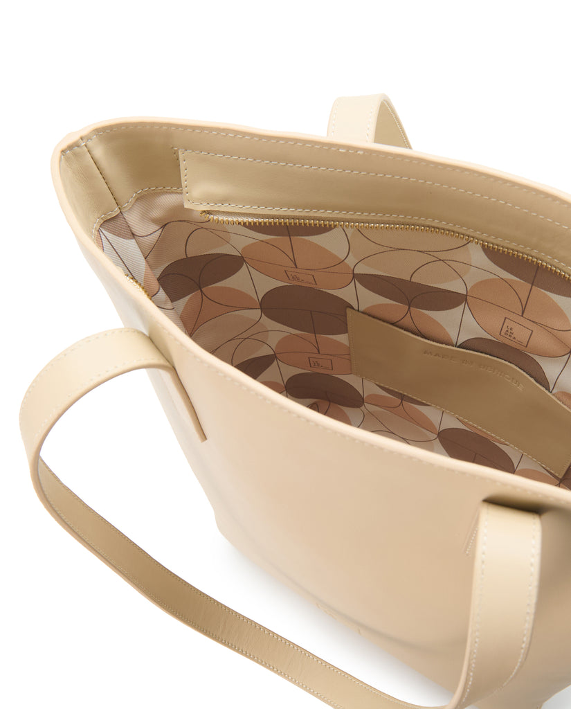 Imagen interior de bolso shopper multiposición de piel color beige con cremallera Leandra. Bolso made in Spain