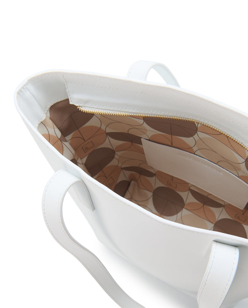 Imagen interior de bolso shopper multiposición de piel color blanco con cremallera Leandra. Bolso made in Spain