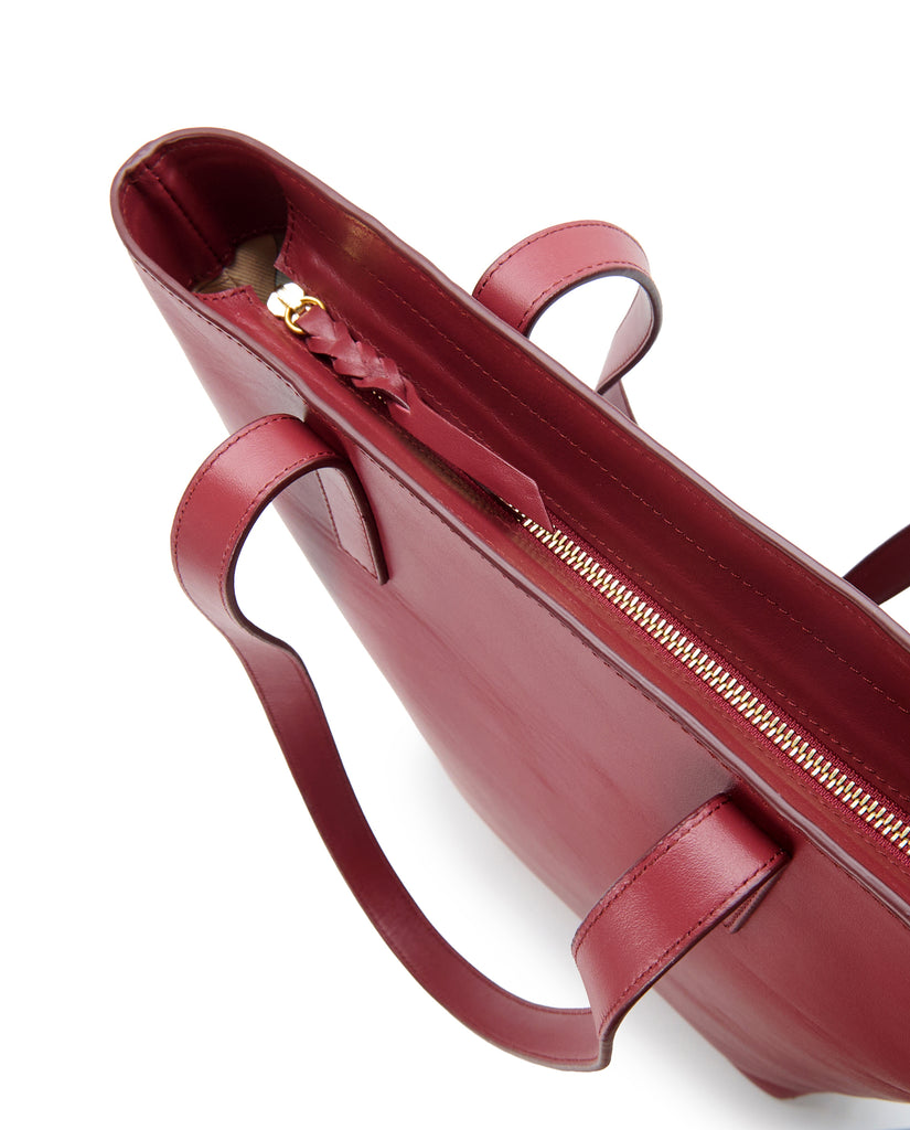 Imagen detalle cremallera de bolso shopper multiposición de piel color burdeos con cremallera Leandra. Bolso made in Spain