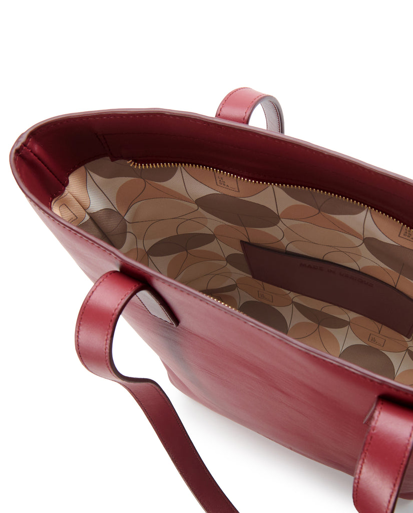 Imagen interior de bolso shopper multiposición de piel color burdeos con cremallera Leandra. Bolso made in Spain