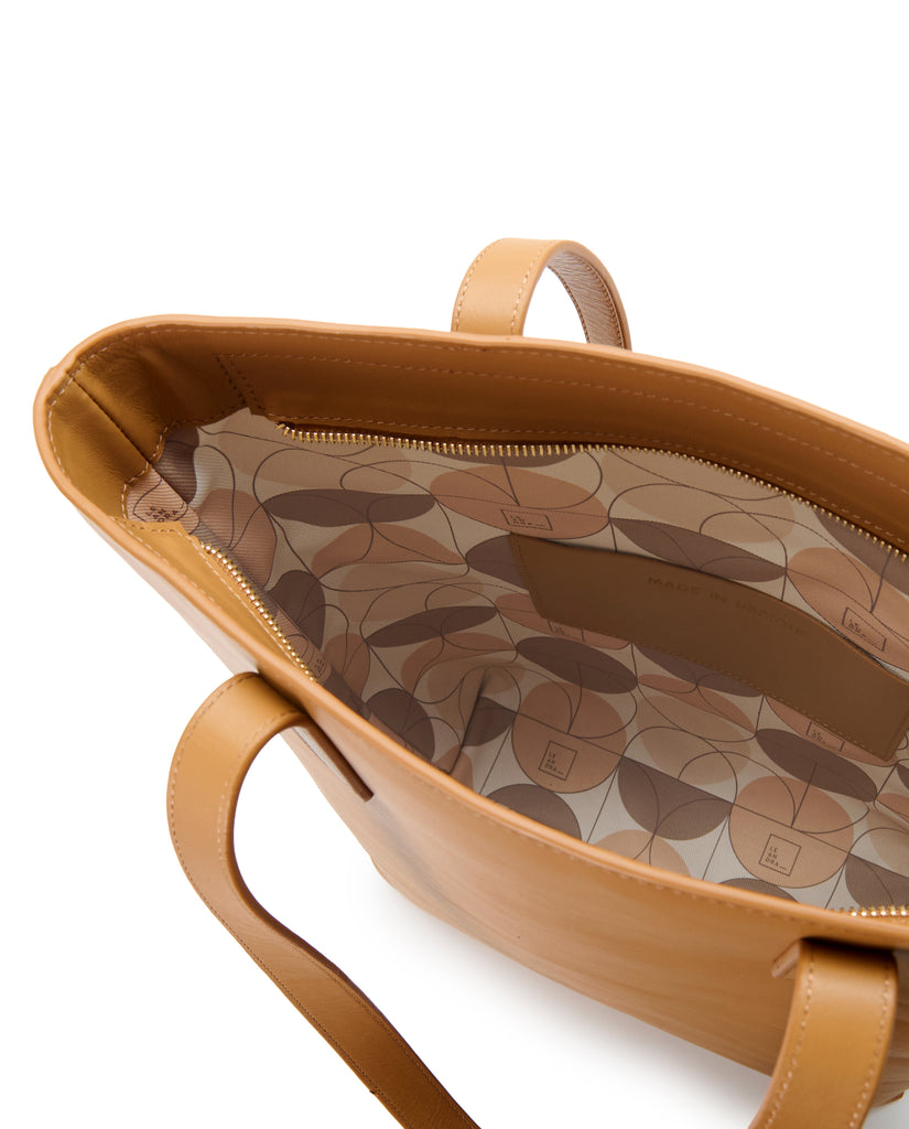 Imagen interior de bolso shopper multiposición de piel color camel con cremallera Leandra. Bolso made in Spain
