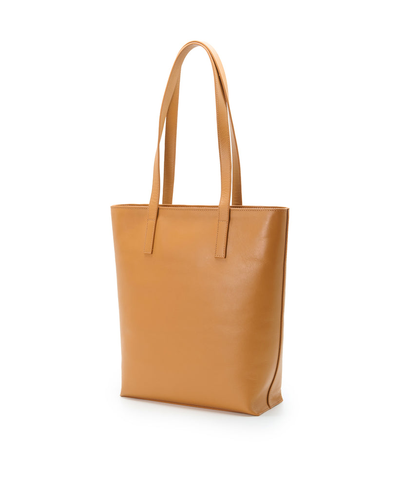 Imagen lateral de bolso shopper multiposición de piel color camel con cremallera Leandra. Bolso made in Spain