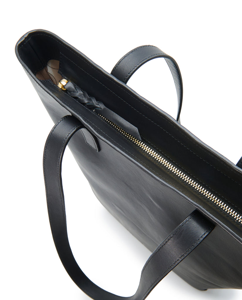 Imagen lateral de bolso shopper multiposición de piel color negro con cremallera Leandra. Bolso made in Spain