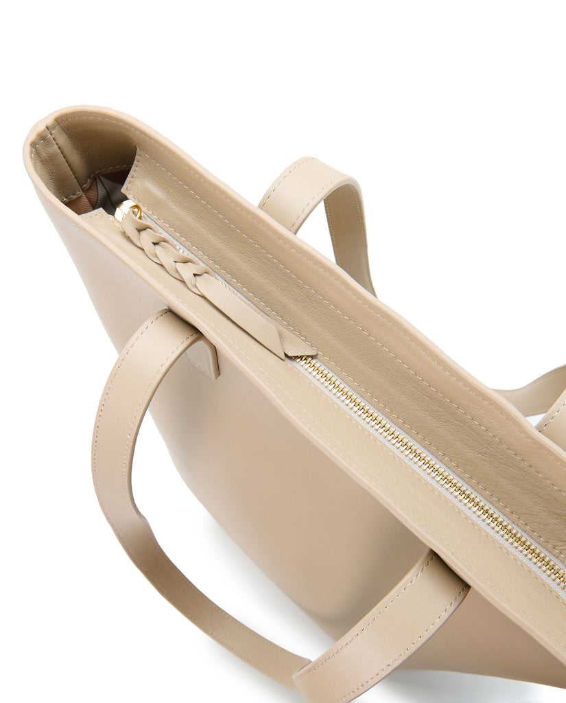 Imagen detalle cremallera de bolso shopper multiposición de piel color taupe con cremallera Leandra. Bolso made in Spain