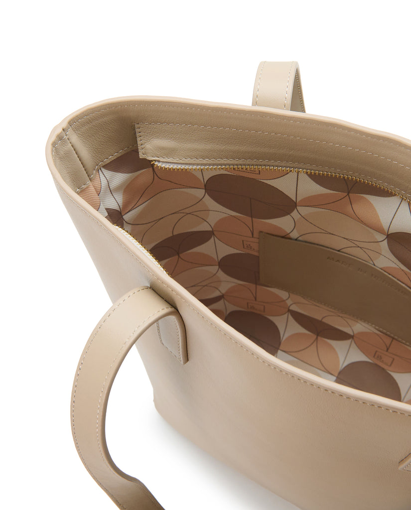 Imagen interior de bolso shopper multiposición de piel color taupé con cremallera Leandra. Bolso made in Spain