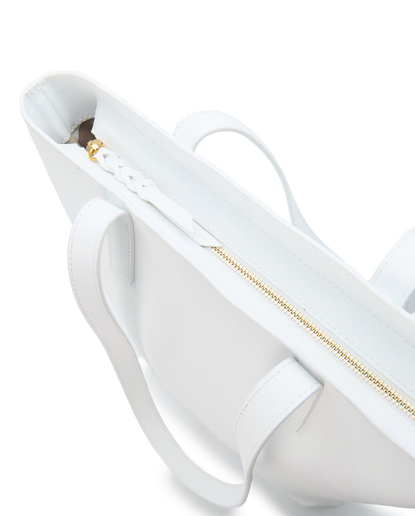 Imagen detalle cremallera de bolso shopper multiposición de piel color blanco con cremallera Leandra. Bolso made in Spain