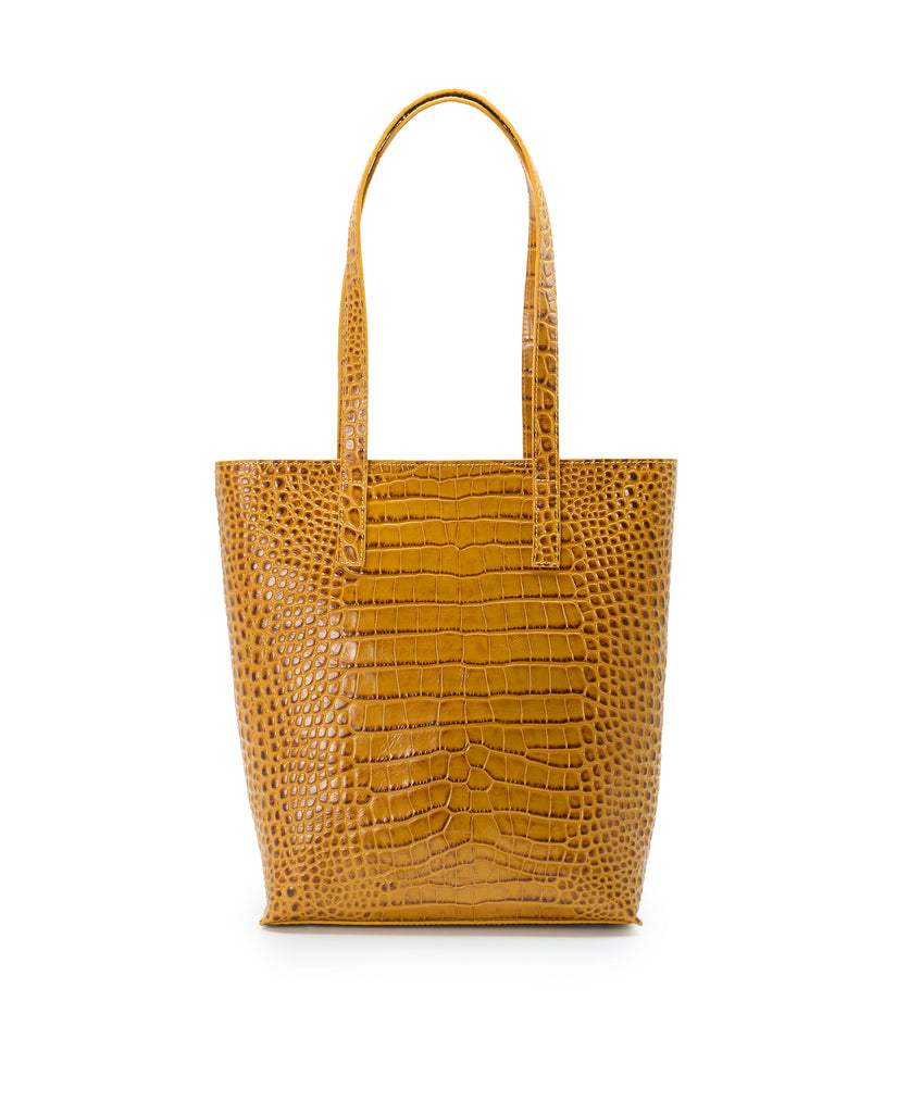 Imagen frontal de bolso shopper multiposición de piel grabada en coco color camel con cremallera Leandra. Bolso made in Spain