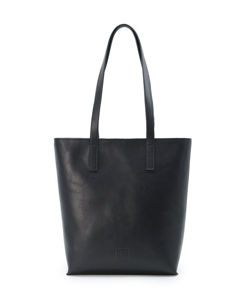 Imagen frontal de bolso shopper multiposición de piel color negro con cremallera Leandra. Bolso made in Spain