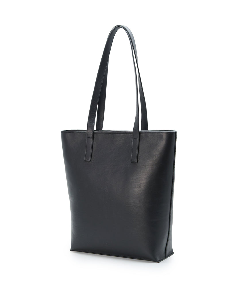 Imagen lateral de bolso shopper multiposición de piel color negro con cremallera Leandra. Bolso made in Spain