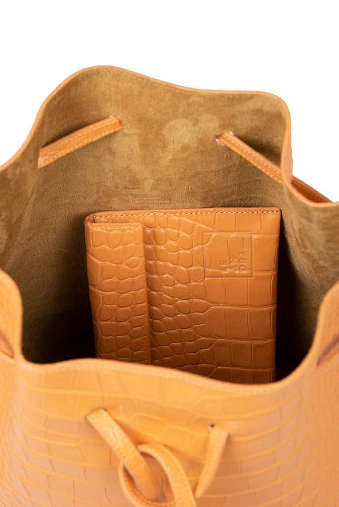 Interior Bucket bag de piel grabada en coco color pomelo Leandra. Bolsos de piel made in Spain. Imagen interior bolso.