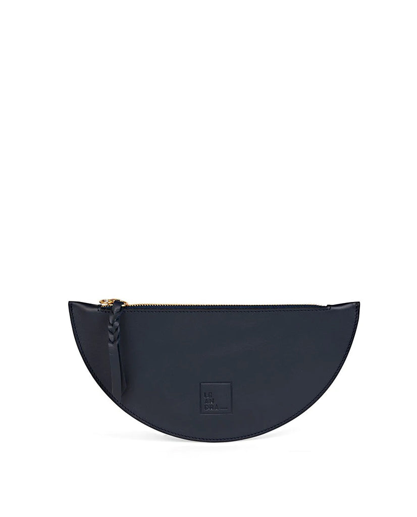 Imagen frontal de cartera de mujer de piel con forma de media luna y cremallera color azul Leandra.