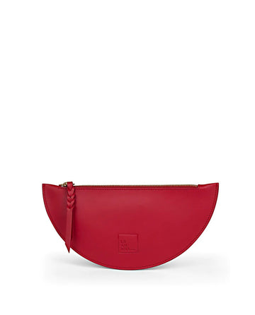 Imagen frontal de cartera de mujer de piel con forma de media luna y cremallera color roja Leandra.
