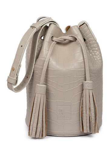 Bolso tipo mini bucket grabado en coco color perla Leandra. Bolso de piel Leandra detalle imagen frontal